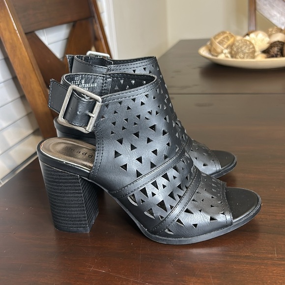 Madden Girl Open Toe Chunky Block Heel Intricate Cut-Out Design Size 6 - Picture 11 of 14